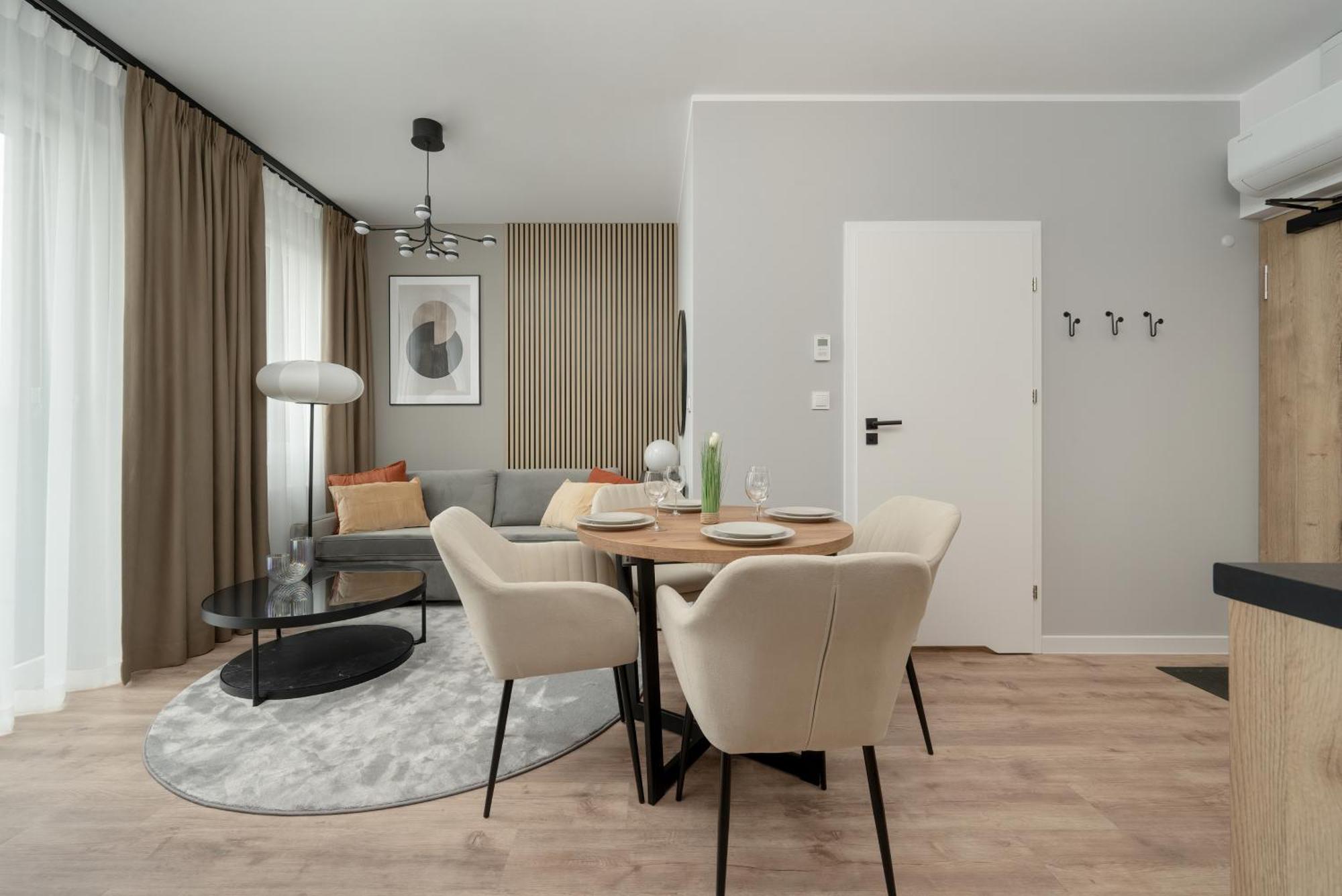 Zwycieska Z Klimatyzacja, Free Garage By Renters Wrocław