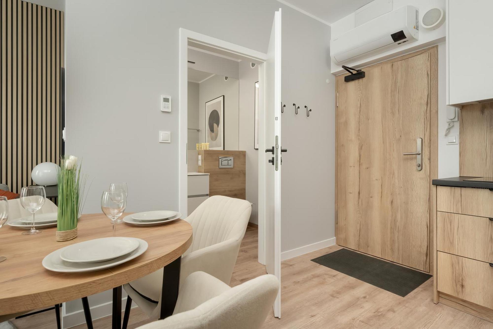 Zwycieska Z Klimatyzacja, Free Garage By Renters * Wroclaw